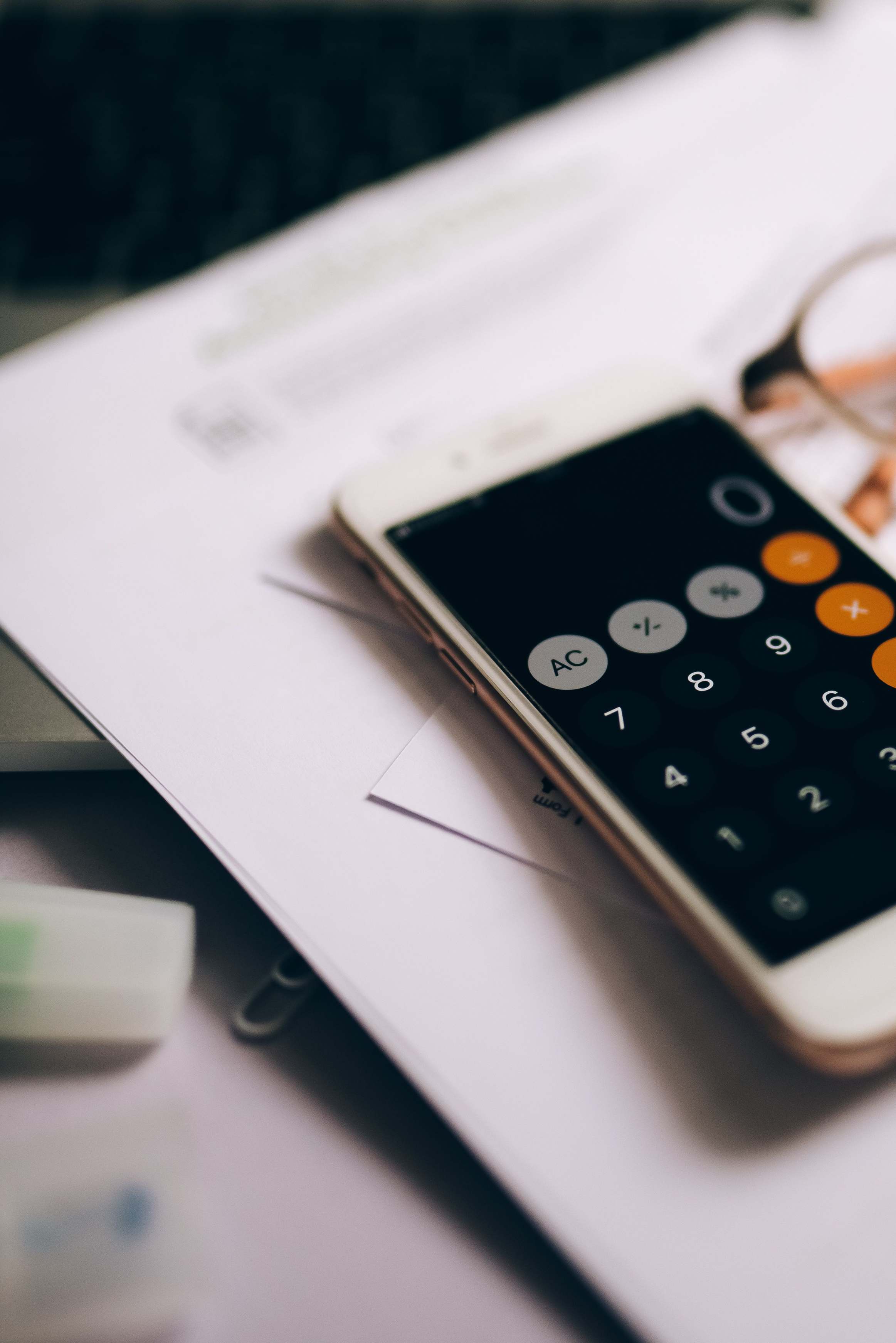 Unterlagen und Taschenrechner auf einem Arbeitstisch für Finanzdokumente