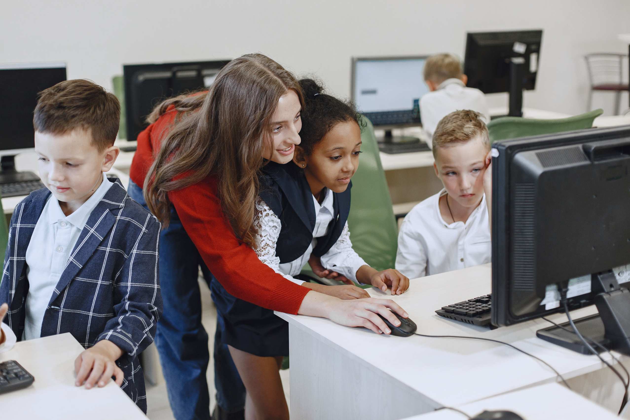 Arbeitsplatz mit Computer für Schulungsinhalte und Software